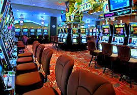 shwe app ဘင်ဂို live room screen တွင် number board နှင့် multiple bingo cards ပြသနေသောပုံ